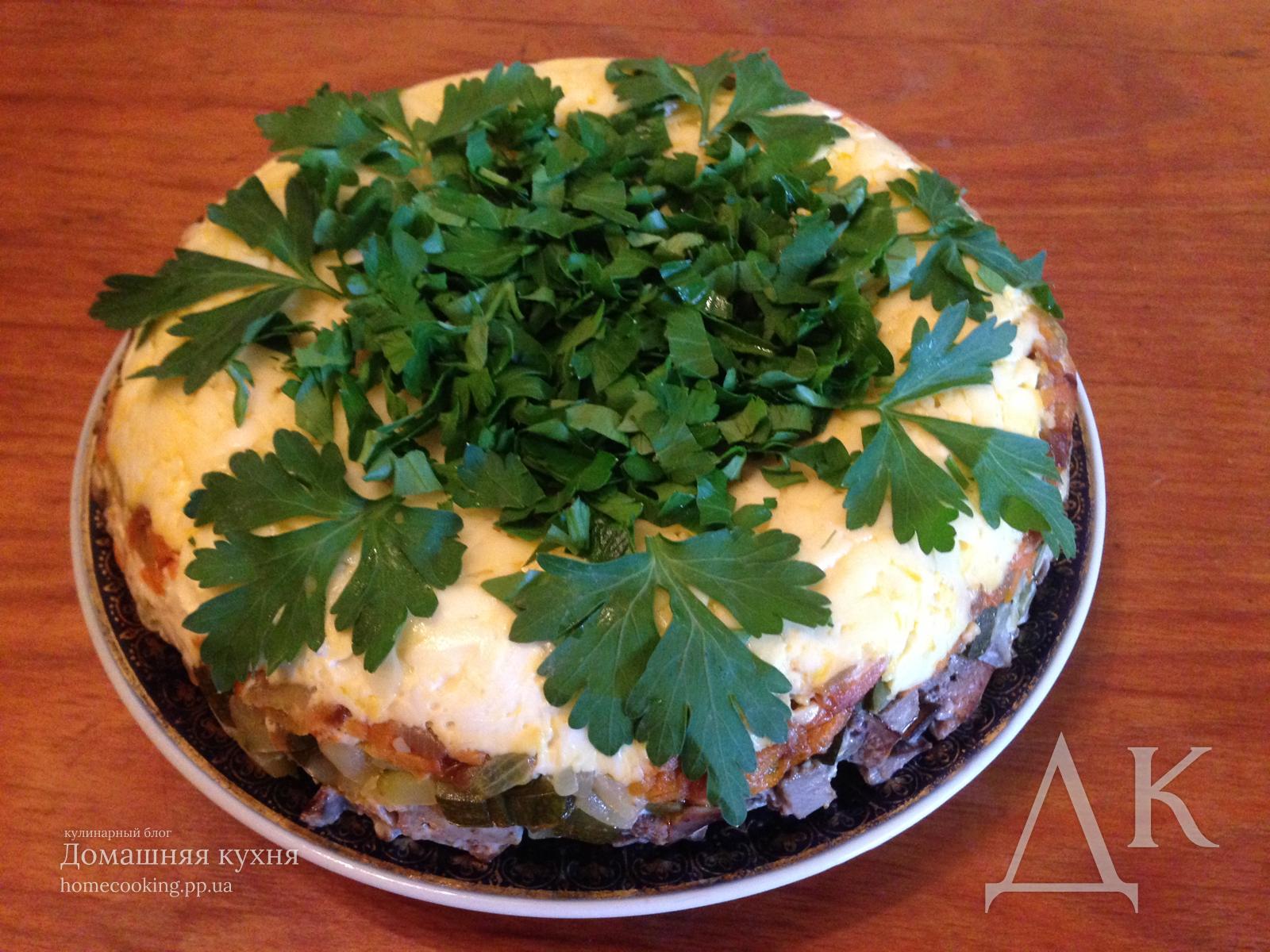 Слоеный салат с печенью, морковью и маринованными огурцами – Домашняя кухня