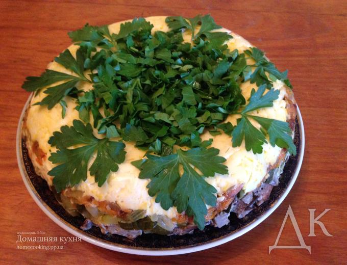 Слоеный салат с печенью, морковью и маринованными огурцами