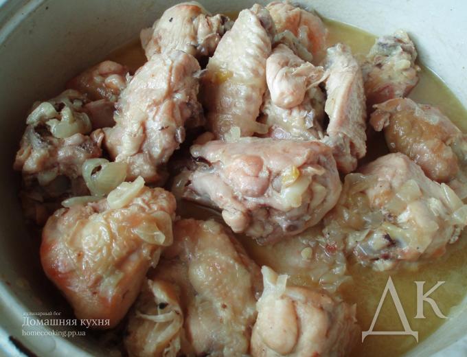 Курица тушеная с луком