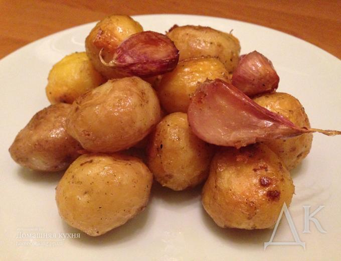 Запеченный картофель с чесноком