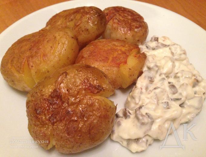 Картофель по-домашнему с грибным соусом