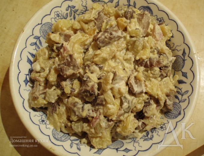 Салат с жареными грибами