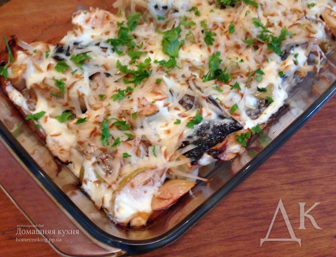 Пиленгас запеченный с луком и яблоками