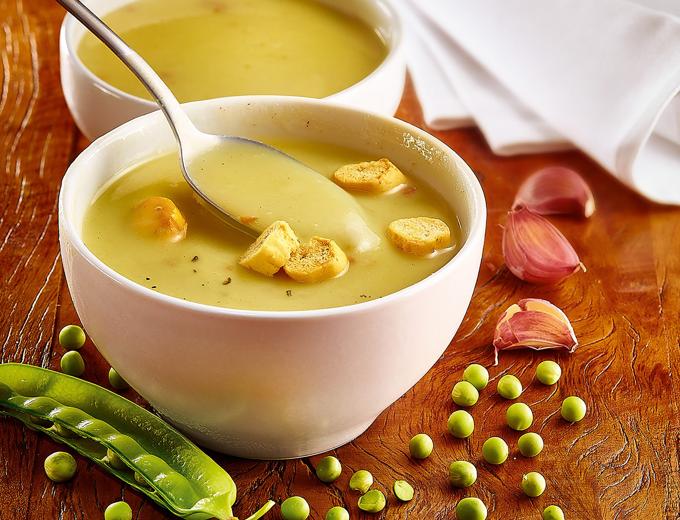 Гороховый суп с копчеными ребрышками и сухариками