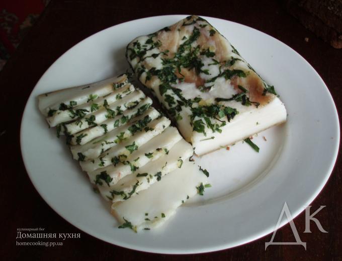 Соленое сало с чесноком и зеленью