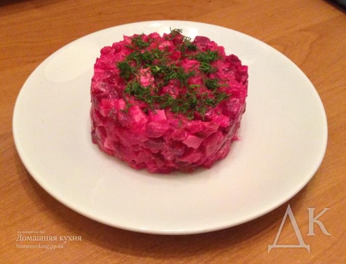 Салат с колбасой и свеклой