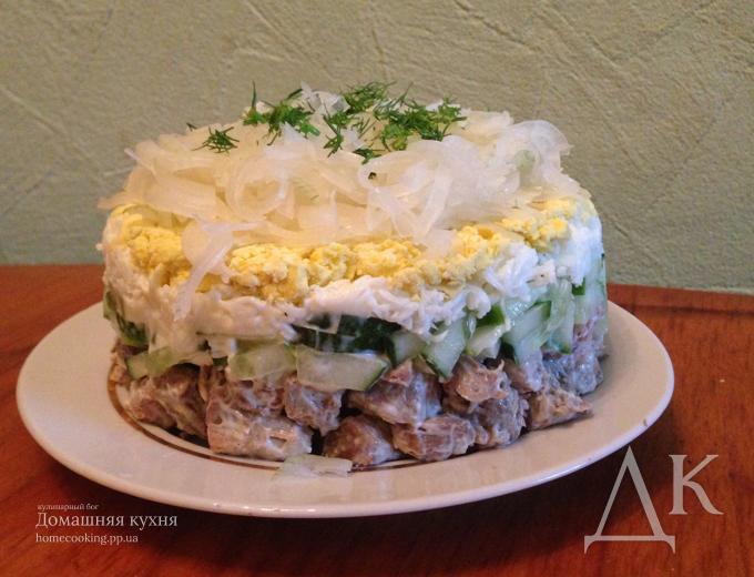 Салат со свининой и маринованным луком