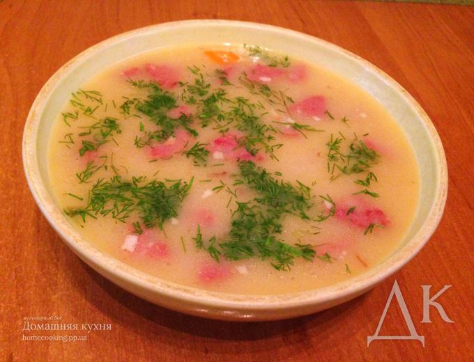 Суп с копченой колбасой и сыром